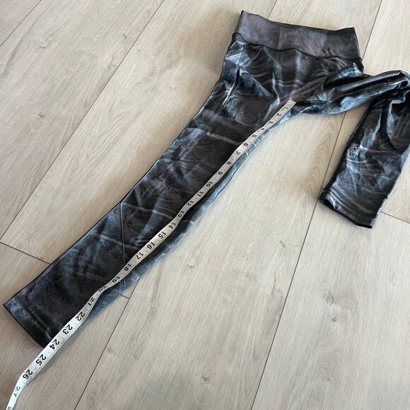 Lululemon Lululemon Ebb to Street Tight *Wash Stone Wash Graphite Grey Sz 2 - Picture 3 of 9